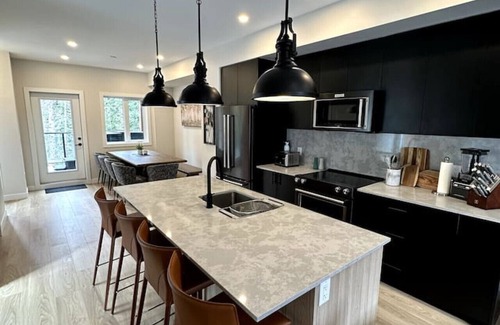 East Kootenay House | Private Hot Tub Ski In Ski Out Sleeps 9