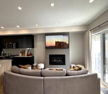 East Kootenay House | Private Hot Tub Ski In Ski Out Sleeps 9
