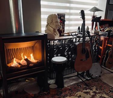 Gibsons House | PRIVATE HOUSE and private HOT TUB Seas The Day Pets BBQ Beaches Artists Studio Lower Gibsons The Bay