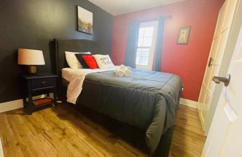 Niagara Falls House | Private House Fenced Yard-Walk Distance To Falls