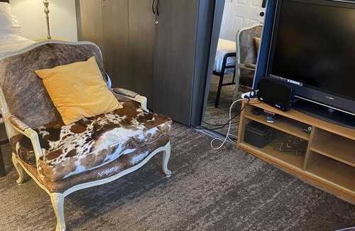 Leslieville Resort | Private room ∙ 1 guest