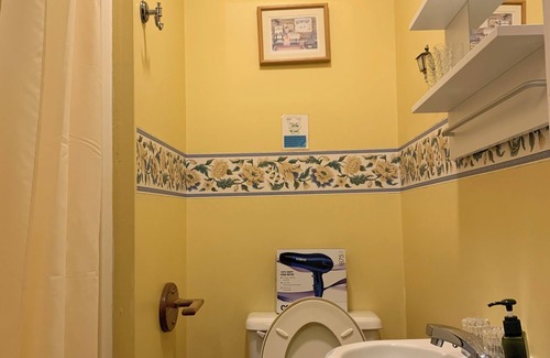 Niagara Falls Bed & Breakfast | Private Room Honey Room 15 MINS WALK to Falls