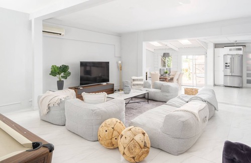 Quartier des Spectacles House | Private TownHouse/Jaccuzzi Pool table &2 terrasses