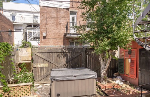 Quartier des Spectacles House | Private TownHouse/Jaccuzzi Pool table &2 terrasses