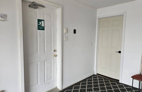 Dartmouth House | Quad-k Suite, nA Cozy and private guest suite in Portland Estate.