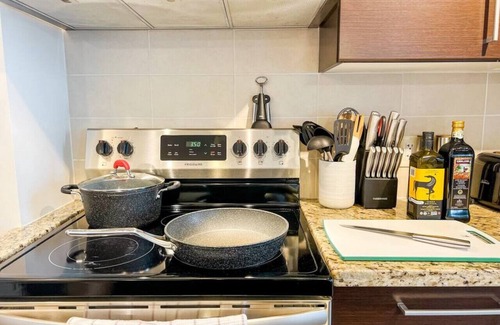 Crosstown Condo | ★Rare City Oasis★✓King Bed✓View✓Parking✓Gym✓HotTub