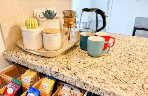 Crosstown Condo | ★Rare City Oasis★✓King Bed✓View✓Parking✓Gym✓HotTub