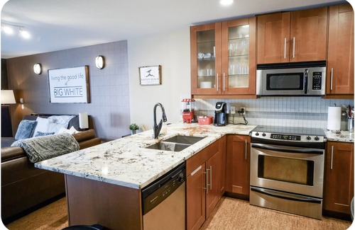 Big White Ski Resort Condo | Raven’s Reach Chalet - Ski-in with private hot tub