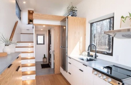 Central Alberta House | Refuge Bay's Aqua Tiny Home - Luxury Off Grid Escape
