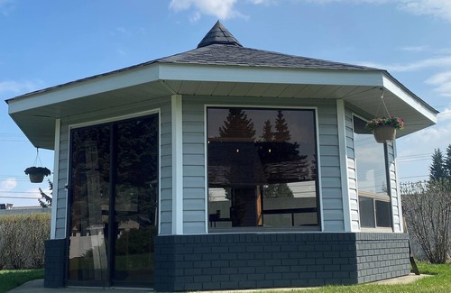 Lacombe Cabin | Relaxing Stay: Your Own Pool, Hot Tub, Gazebo, Gym & More!