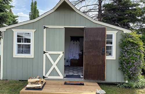 Lacombe Cabin | Relaxing Stay: Your Own Pool, Hot Tub, Gazebo, Gym & More!