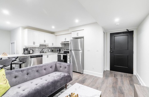 Smiths Falls Apartment | Rideau Comfort 2BD 1BA Apartment. Free parking