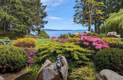 Regional District of Nanaimo House | Sea La Vie Rare & Peaceful Hidden Gem Shore House
