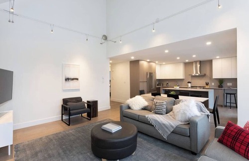 Blackcomb House | Shared Hot tub, Shuttle to Skiing & Village, Views
