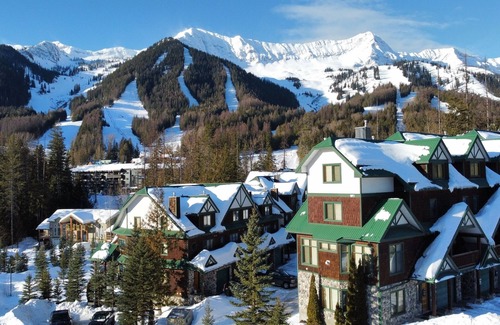 East Kootenay Condo | Ski Back to your Private Hot Tub | 3-5 Min. Walk to the Elk Chairlift