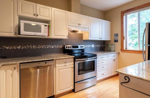 East Kootenay House | Ski In. 10 Minute Walk to the Lifts. Hot Tub