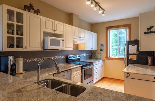 East Kootenay House | Ski In. 10 Minute Walk to the Lifts. Hot Tub