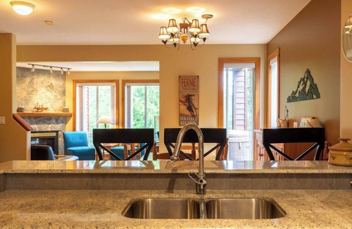 East Kootenay House | Ski In. 10 Minute Walk to the Lifts. Hot Tub