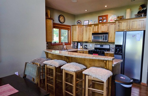 Rossland Apartment | Ski In, Ski Out Awesomeness!