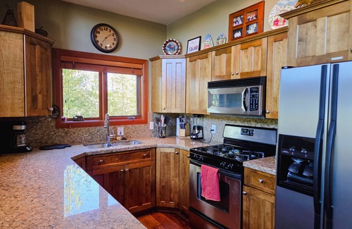 Rossland Apartment | Ski In, Ski Out Awesomeness!