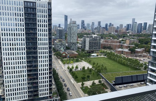 Downtown Toronto House | Spacious 1+den Condo in the Heart of Downtown