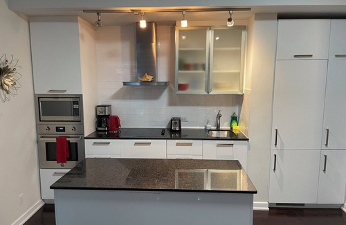 Downtown Toronto Condo | Spacious 3 Bedroom Apartment With amazing views!