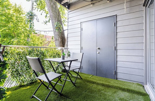 Pointe-Saint-Charles Apartment | Spacious 3-bedroom duplex just steps from Griffintown.