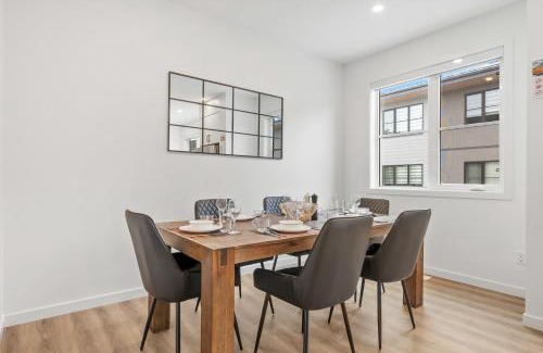 Southwest Calgary House | Spacious 3 Story Townhome, 2 Car Garage, Sleeps 8, AC, King Bed, 10km from Calgary Downtown, Near Banff