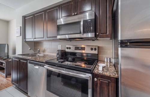 Niagara Condo | Spacious 3bed/2 bath Downtown Toronto condo + Free Parking, min to CN tower
