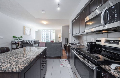 Niagara Condo | Spacious 3bed/2 bath Downtown Toronto condo + Free Parking, min to CN tower