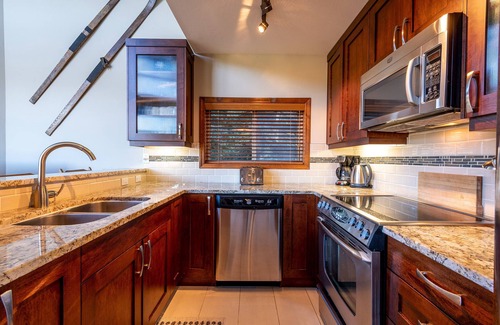 Blackcomb House | Spacious 3BR | Walk to Village & Lake | Quiet Location | Hot Tub Access | Managed by Aloha Whistler