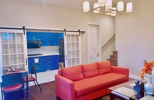 Gordon Head House | Spacious and Elegant 2-story guest suite with AC, WiFi by UVIC