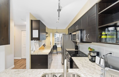 Kitsilano Condo | Spacious Kitsilano Condo with Office