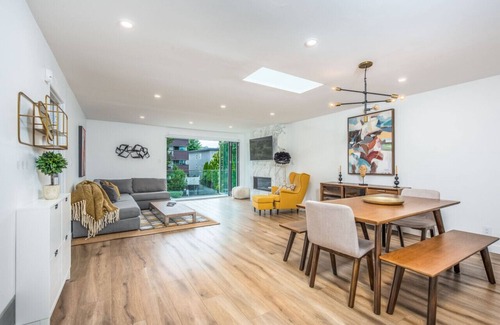 Fairview Apartment | Spacious Mid-Century Three-Bedroom on the Edge of Downtown w/AC!