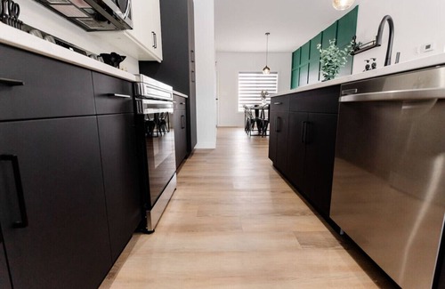 St. James House | *Spacious w/Style | Free Parking | 7 min Airport*