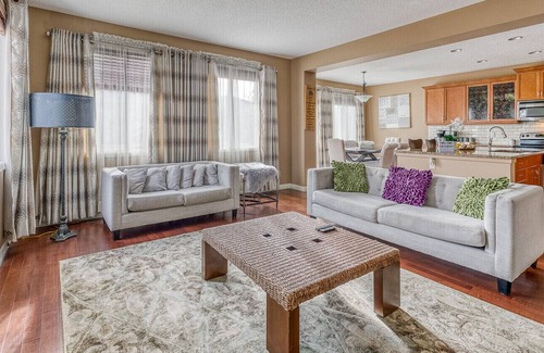 Southwest Calgary House | Spectacular 5 BD Home With Theatre Room!