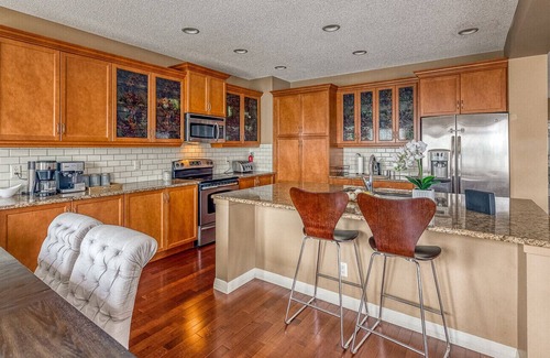Southwest Calgary House | Spectacular 5 BD Home With Theatre Room!