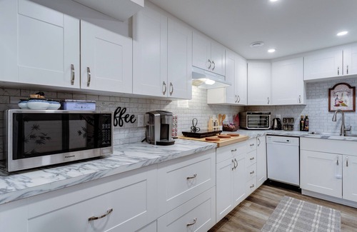 West Kelowna Estates Bed & Breakfast | Spectacular Lake & Mountain Views, near Wineries, minutes to downtown Kelowna!