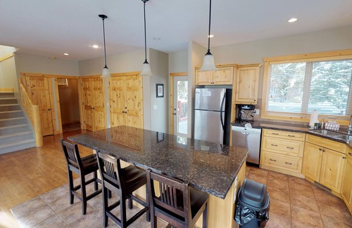 East Kootenay House | Spectacular mountain home!