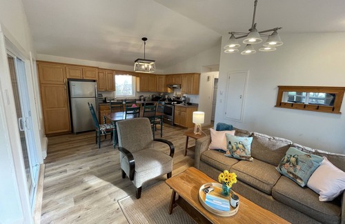 Cape Traverse Cottage | Spectacular Ocean front and spectacular sunsets!