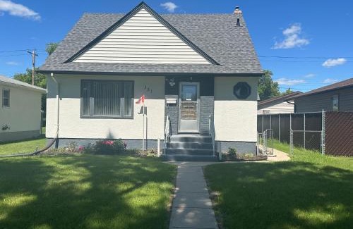 East Kildonan Apartment | Spotless 2 Bedrooms Suite 2 in Winnipeg