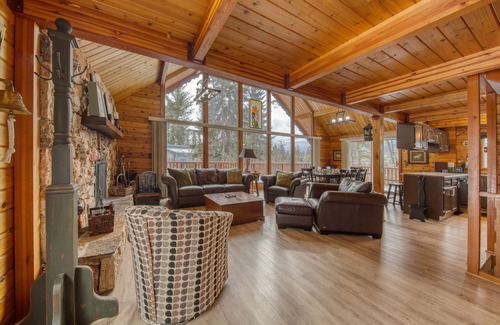 East Kootenay House | Spring Creek cabin: 6 Bdrms|Sleeps 12 (14 incl. kids)|Hot tub
