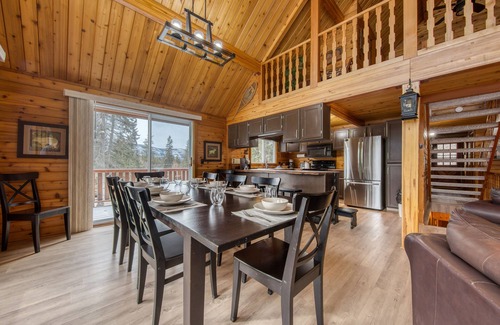 East Kootenay House | Spring Creek cabin: 6 Bdrms|Sleeps 12 (14 incl. kids)|Hot tub