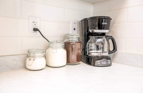 West Edmonton Apartment | SteamyRomanticGreekCorneerSuiteKingU/GWifi