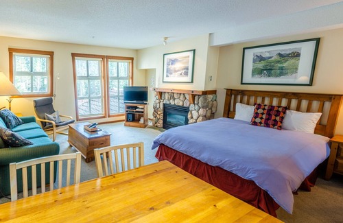 Sun Peaks Cabin | Studio bedroom apartment in village centre, ski in/out