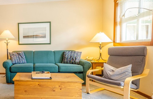 Sun Peaks Cabin | Studio bedroom apartment in village centre, ski in/out