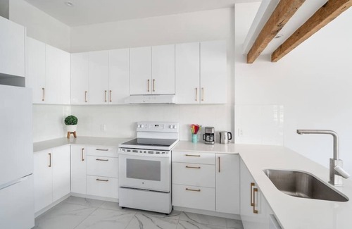 Old Montreal Apartment | Stunning 3BR 3BA Apt Central Old Mtl | St Paul St