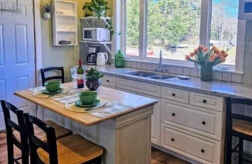 Halifax County Apartment | Stunning Lakefront Studio 25 mins to scenic Peggy's Cove and downtown Halifax.
