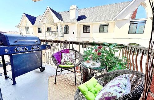 North Central Edmonton House | Stylish Downtown Condo near Rogers Place l Parking, Gym, Balcony & Kitchen
