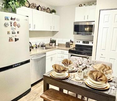 North Central Edmonton House | Stylish Downtown Condo near Rogers Place l Parking, Gym, Balcony & Kitchen